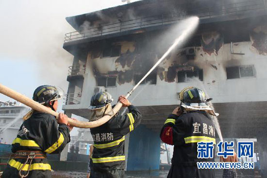 三峡水库秭归码头翻坝滚装船突发火灾(图)